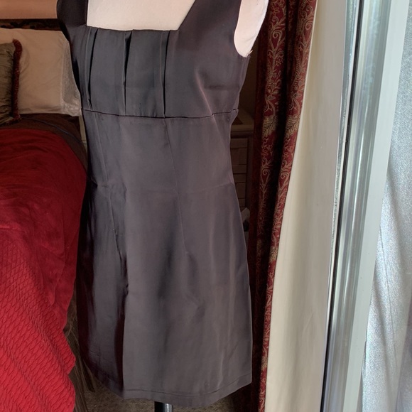 Black satin classic box neck w pleats - Picture 2 of 3